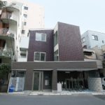 写真：鉄骨造　３階建て