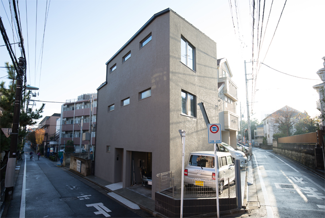 インナーガレージと壁面本棚の家 東京／板橋区｜RC造