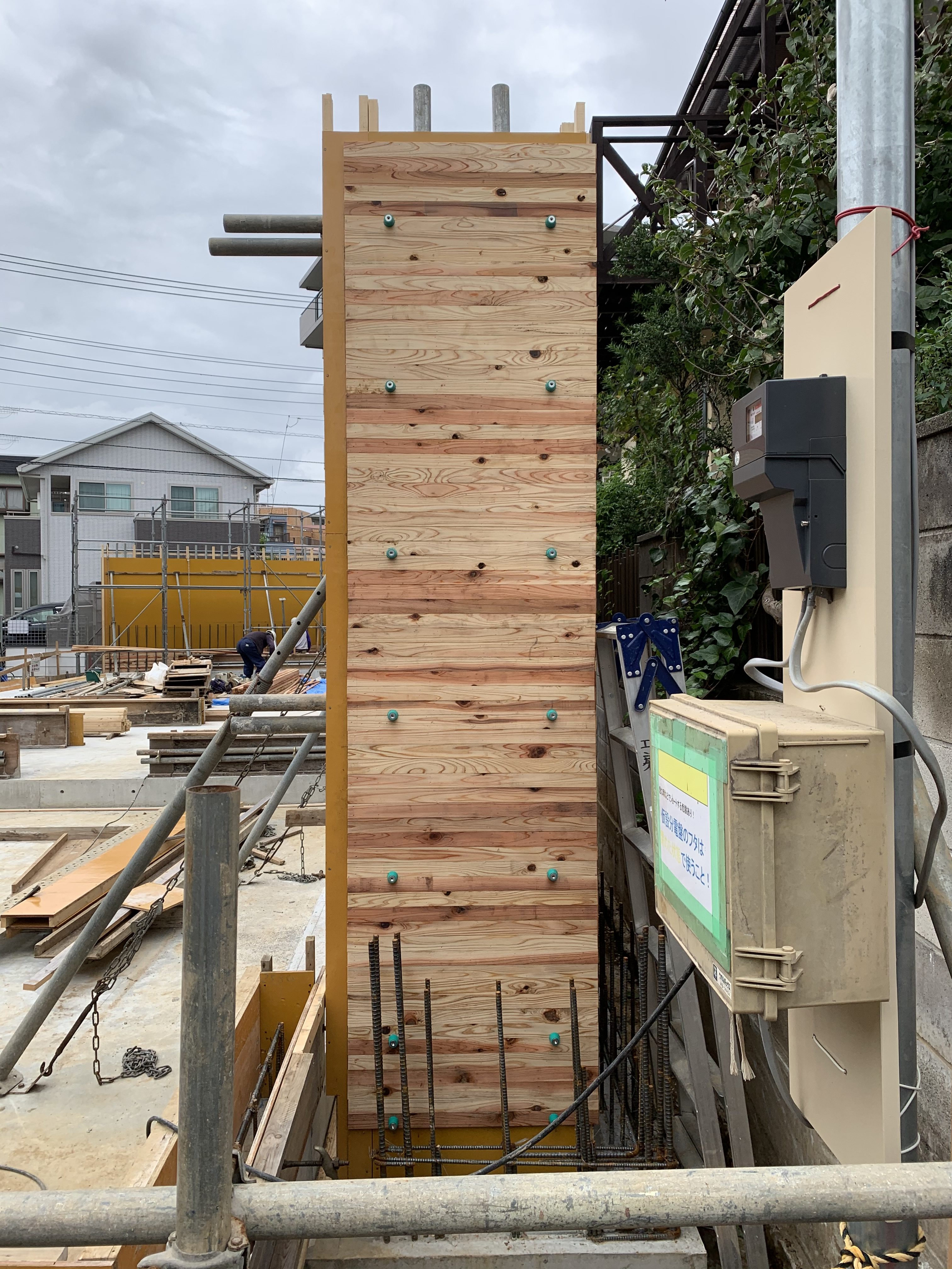 杉板本実型枠コンクリート工法の擁壁 浦和市 在来工法のデザイナーズ住宅 工房 杉板本実型枠コンクリート工法の擁壁 浦和市 在来工法のデザイナーズ住宅 工房