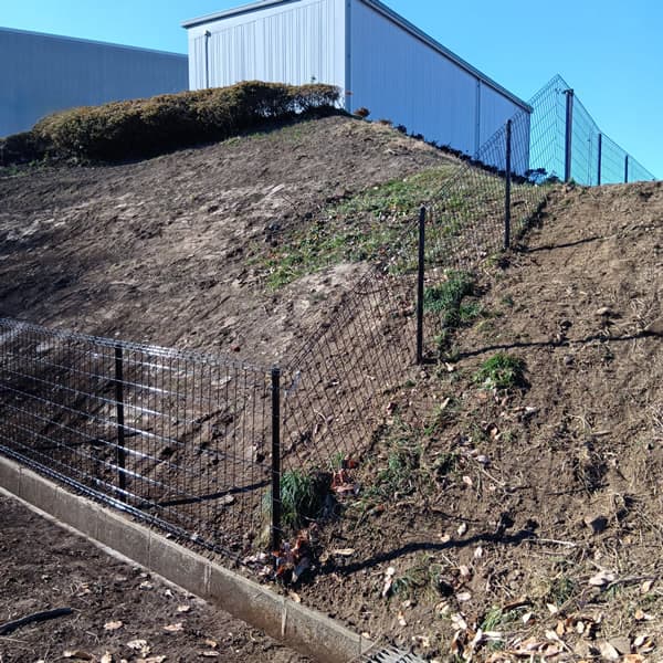 工事完了　斜面に設置したフェンス