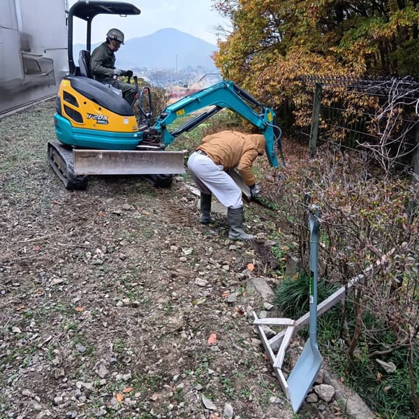 施工1：重機と人力で崩れた縁石や掘り起こされた植栽など取り除きました