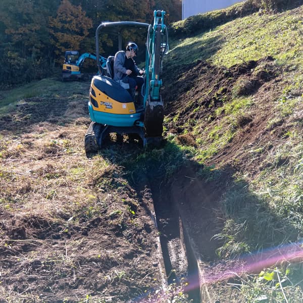 施工2：細バケットで側溝の泥揚げ