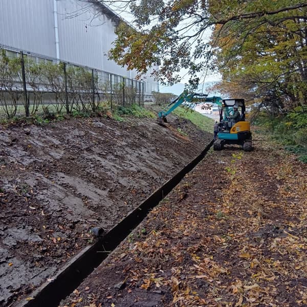 施工3：法面バケットで斜面の整地、整形、転圧の作業を200ⅿ以上の距離を行っていきました