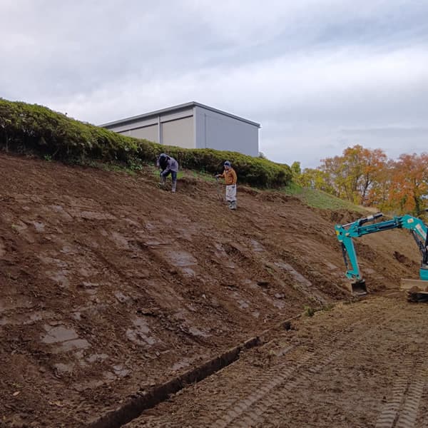 施工4：重機の届かない上部は手作業となりました。斜面での作業は大変です！！