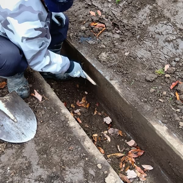 施工5：側溝は泥の付着しているのでケレンで丁寧にそぎ落としていきました