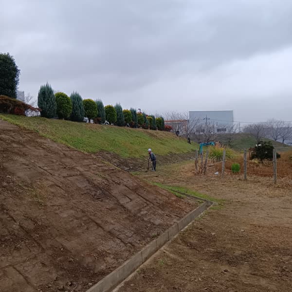 施工6：側溝泥揚げ・重機による斜面整形と転圧・人力作業で斜面の補修・側溝の清掃を繰り返し