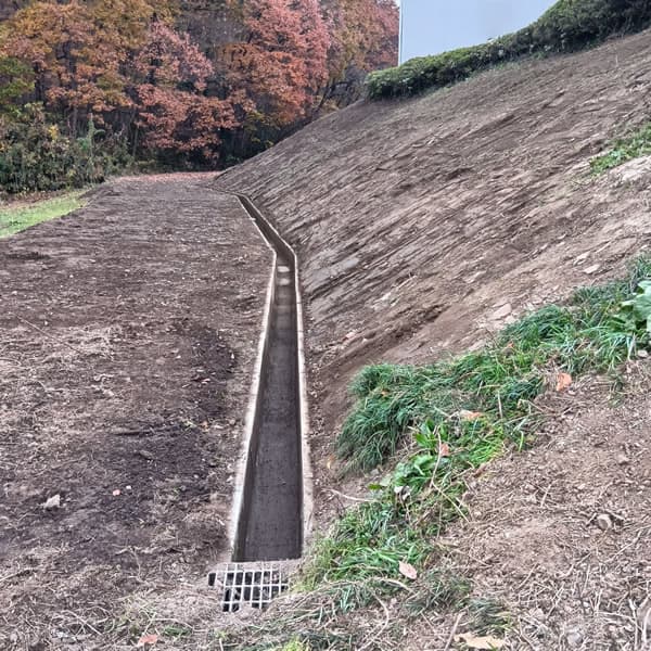 施工7：泥で埋まっていた側溝と崩壊していた斜面の整形が完了した状況です