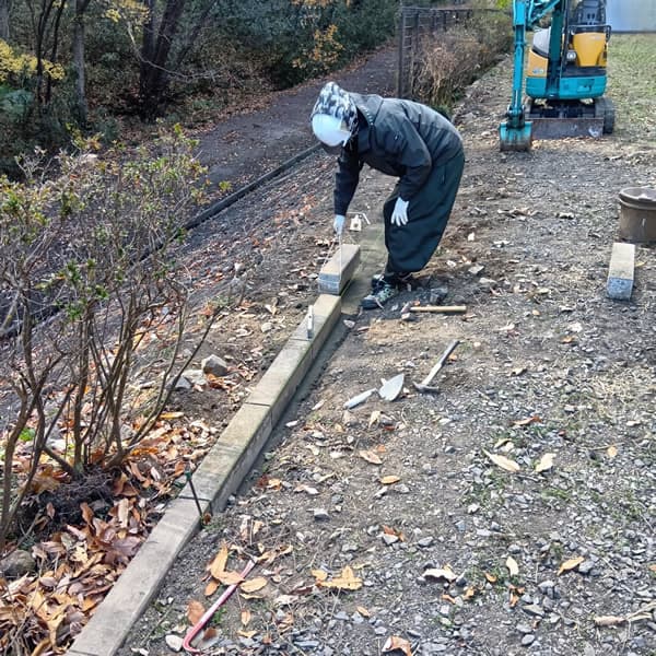 施工9：あちこちにひっくり返されていた縁石の再設置