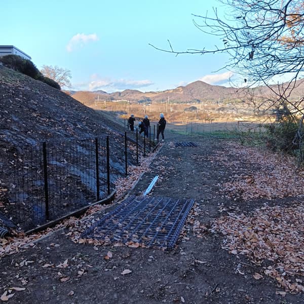 施工11：側溝沿いに支柱を打ち込みフェンスの設置です