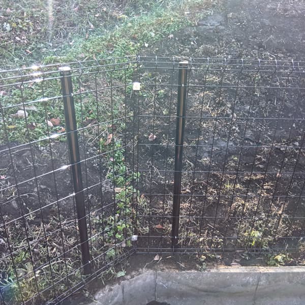 施工12：支柱とフェンスを専用金具で固定しフェンスも連結金具で繋ぎ合わせて完了です