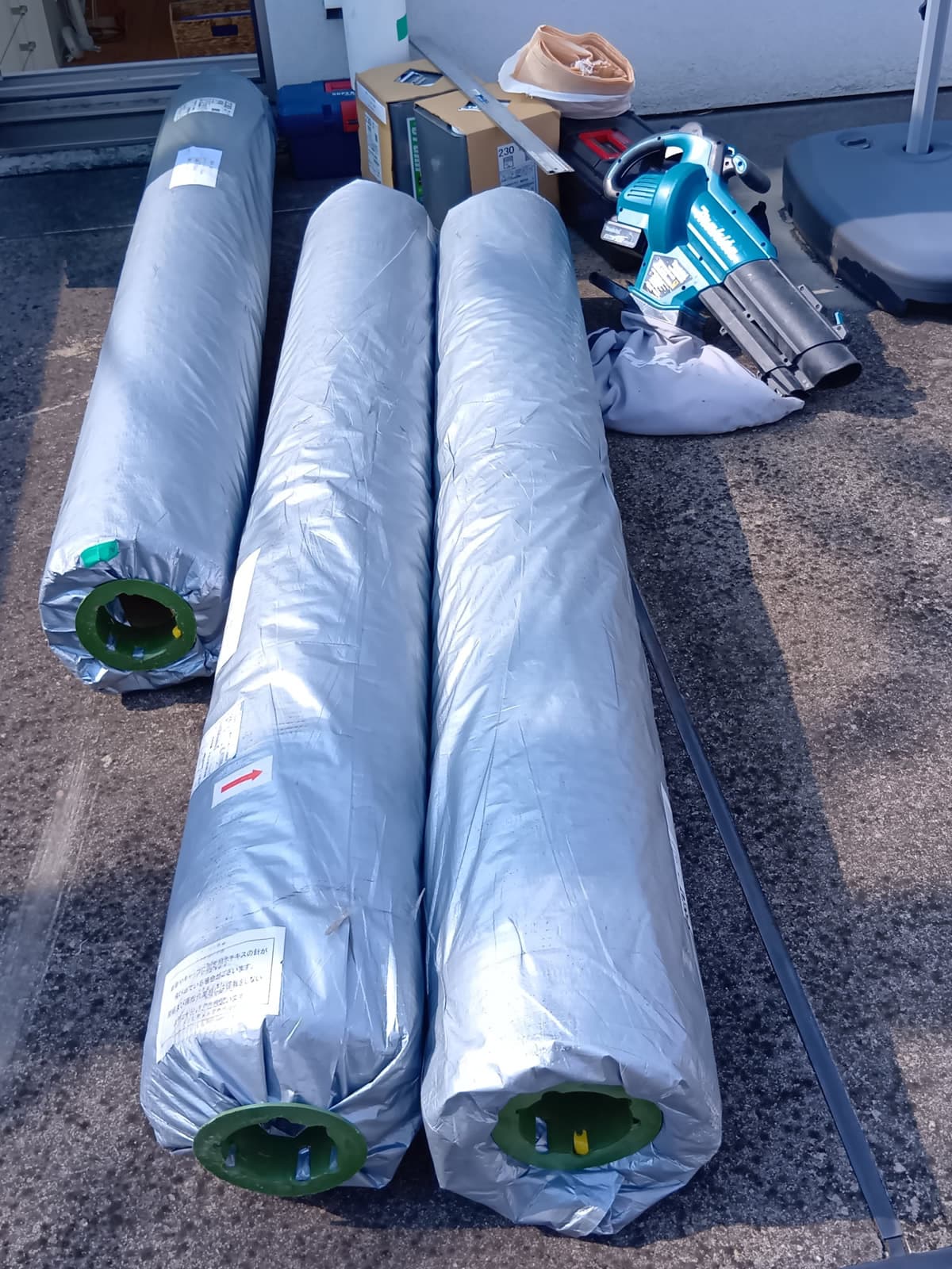 人工芝材料荷揚げ