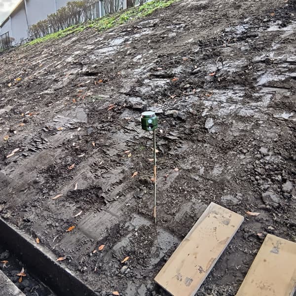 余談ですが　イノシシさん達は着工しても毎日訪れ整地した場所に穴掘りしてしまうので害獣避けセンサーや忌避剤などで毎日戦っておりました😓