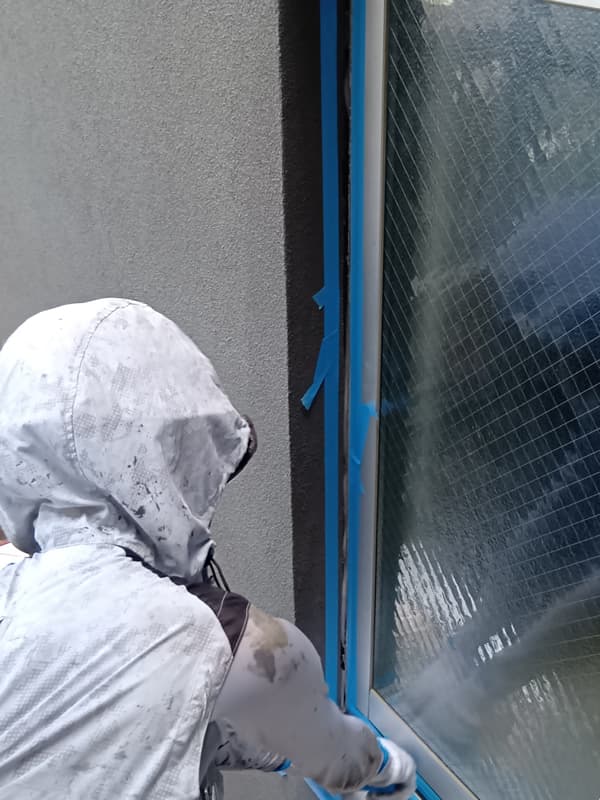 施工中サッシ廻りのシーリング打ち替え