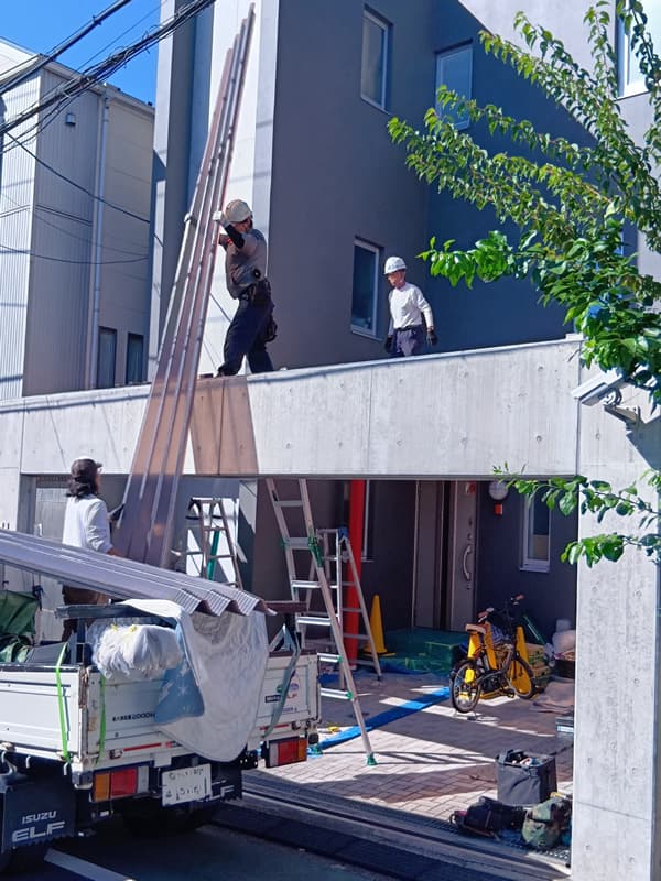 施工中ポリカーボネート波板屋根の葺き替え