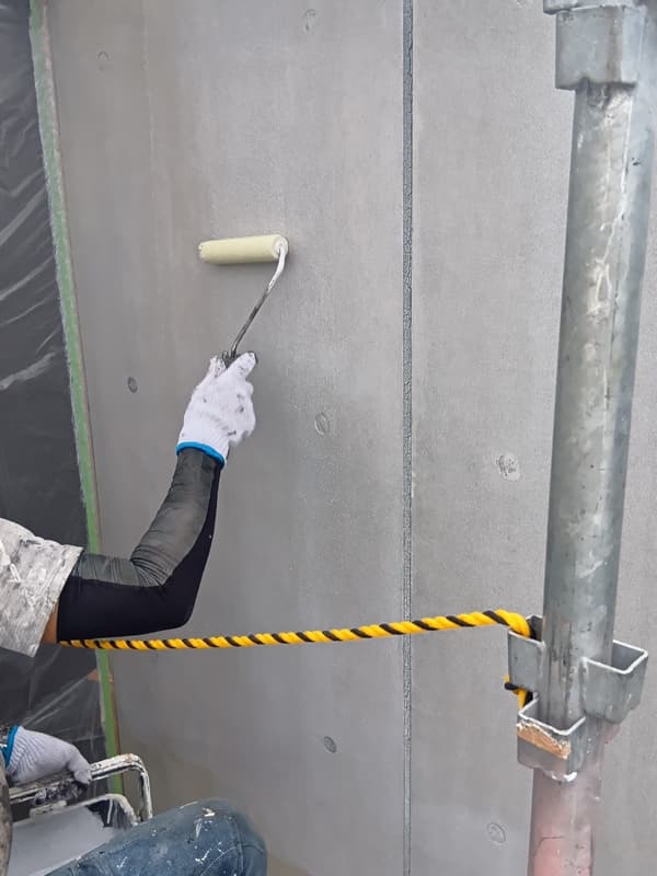 施工中ランデックス塗装（コンクリート打ち放し保護塗装）