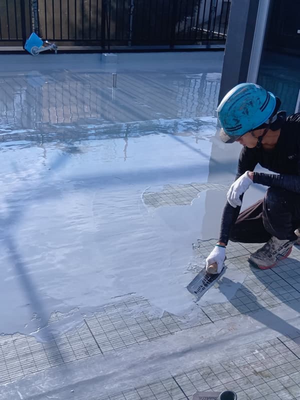 施工中屋上防水　ウレタン防水材施工