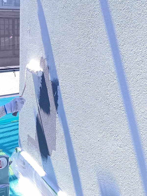 施工中外壁下塗り（外断熱専用　エコサームリフレッシュシーラー）