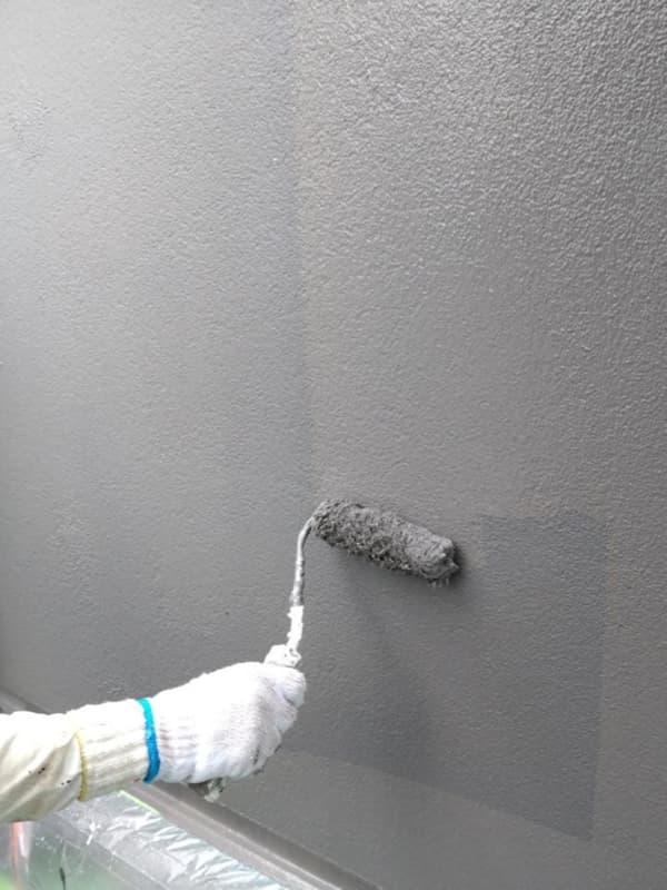 施工中外壁仕上げ塗装（外断熱専用　エコサームリフレッシュコート）は２～３回塗りで塗り斑を無くしていきます。