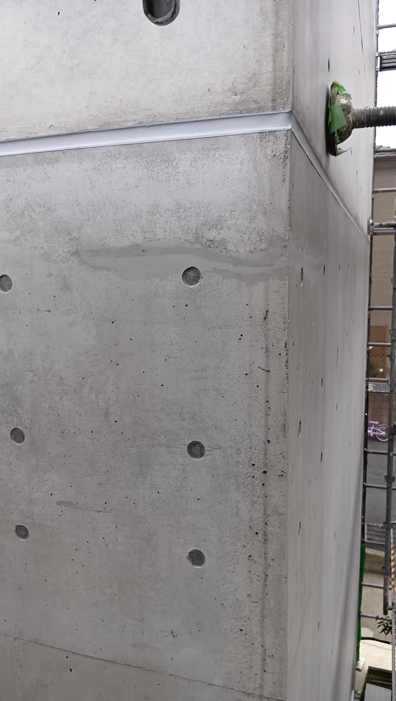 外壁クラック樹脂モルタル埋め状況
