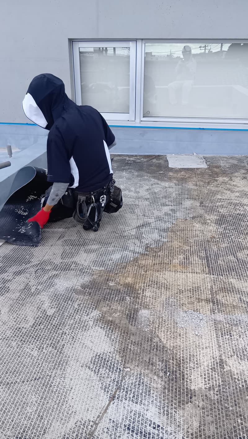 既存ウレタン防水平場撤去作業