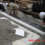 根切り工事した場所に土木安定シートを張りスーパージオ工法部材を設置していきます