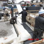 スーパージオ工法部材の上に発泡板を設置